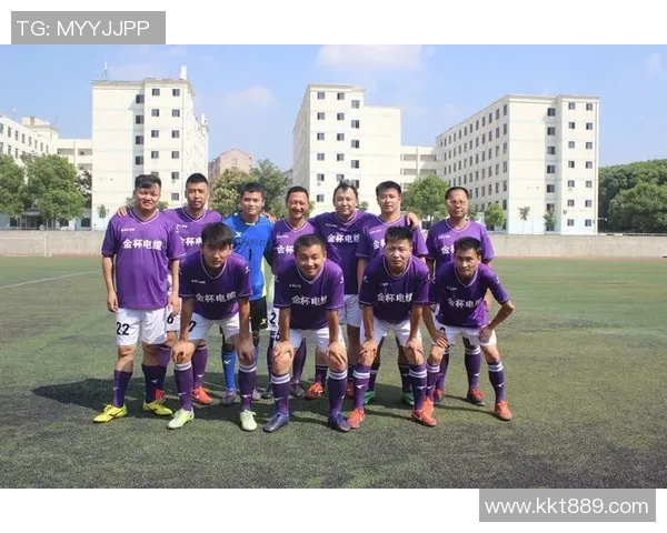 重生之路：十位足球明星逆袭人生的传奇故事